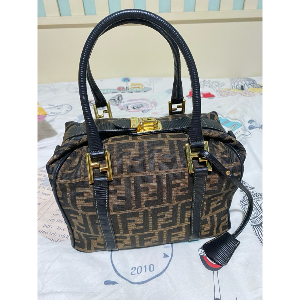 กระเป๋า Fendi Vintage ของแท้ มือสอง (มีสายยาว+กุญแจ)