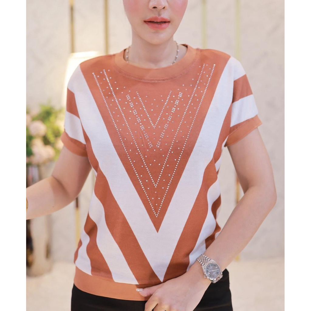 (มือ1) เสื้อยืด ไหมพรม แขนสั้น คอกลม ลายวีสีขาว สลับ สีส้มอิฐ จากร้าน Seri shop อก 38 รีดเพชร
