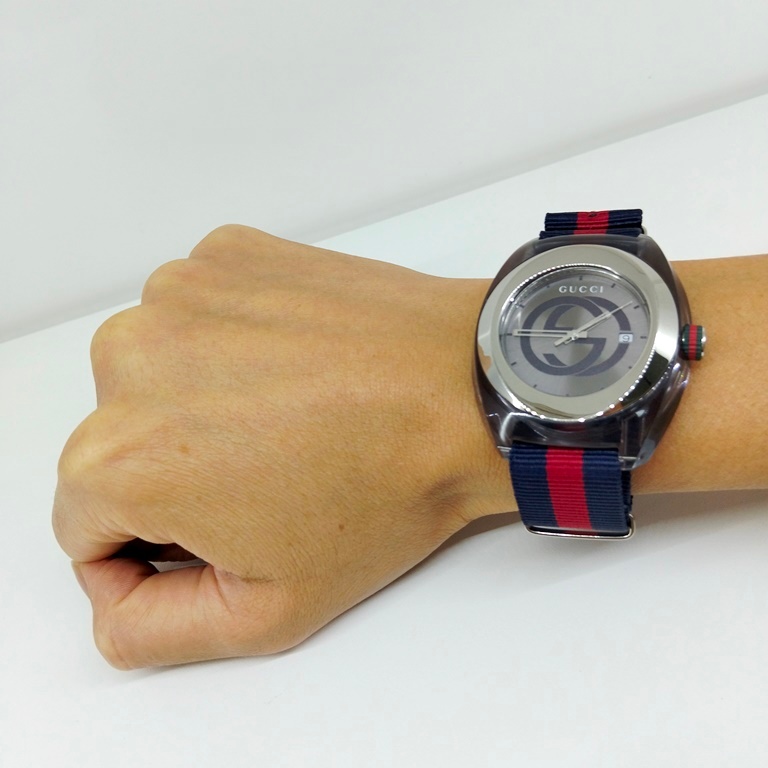 นาฬิกา Gucci SYNC 137.1 ของแท้ มือสอง หน้าเทา สายนาโต้ กรมแดง นาฬิกา Gucci ผู้ชาย ราคา