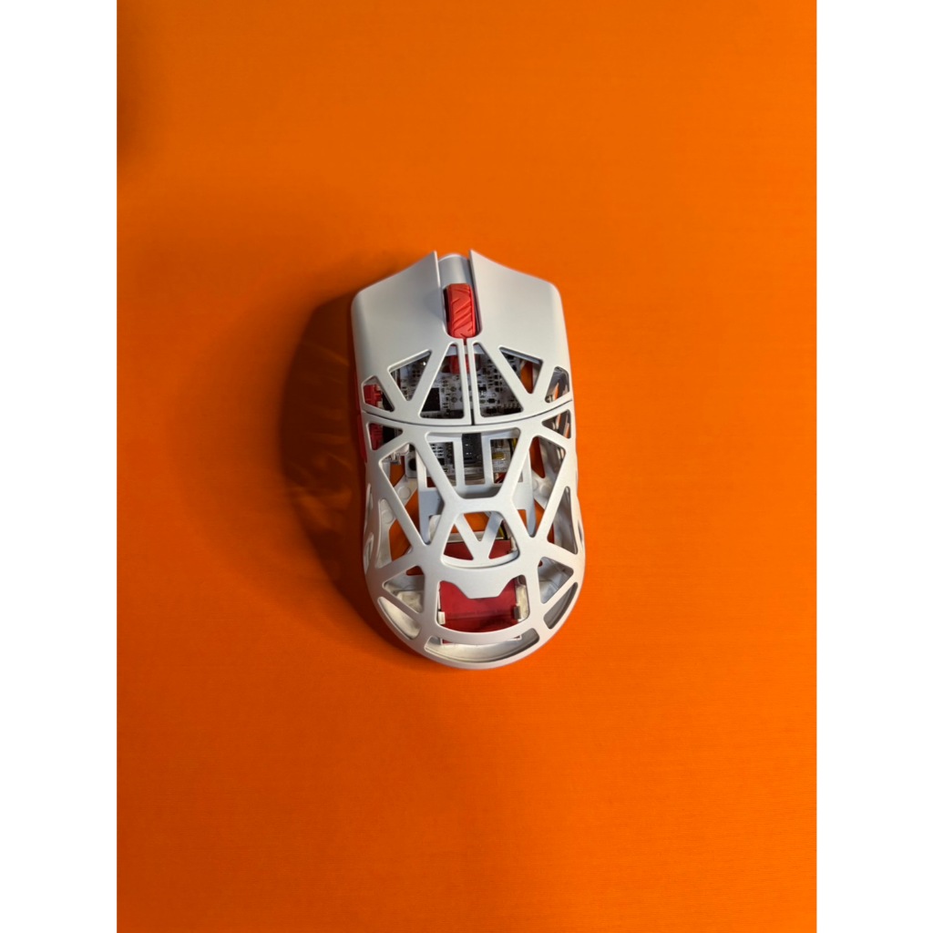 WLMouse Beast X 8K – รุ่นมีรูด้านข้าง (Non-Solid Sides) มือ 2