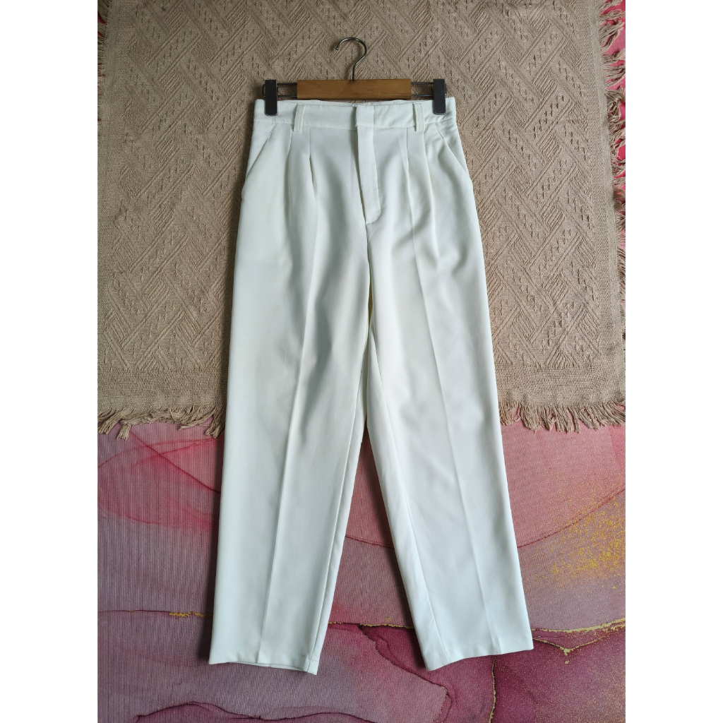 ป้าย MAWIN size M กางเกงขายาวผ้าโพลีสีขาวเอวสูงมีกระเป๋าข้าง  รอบเอว 27 สะโพก 36 ถึง 38 ความยาว 35 น