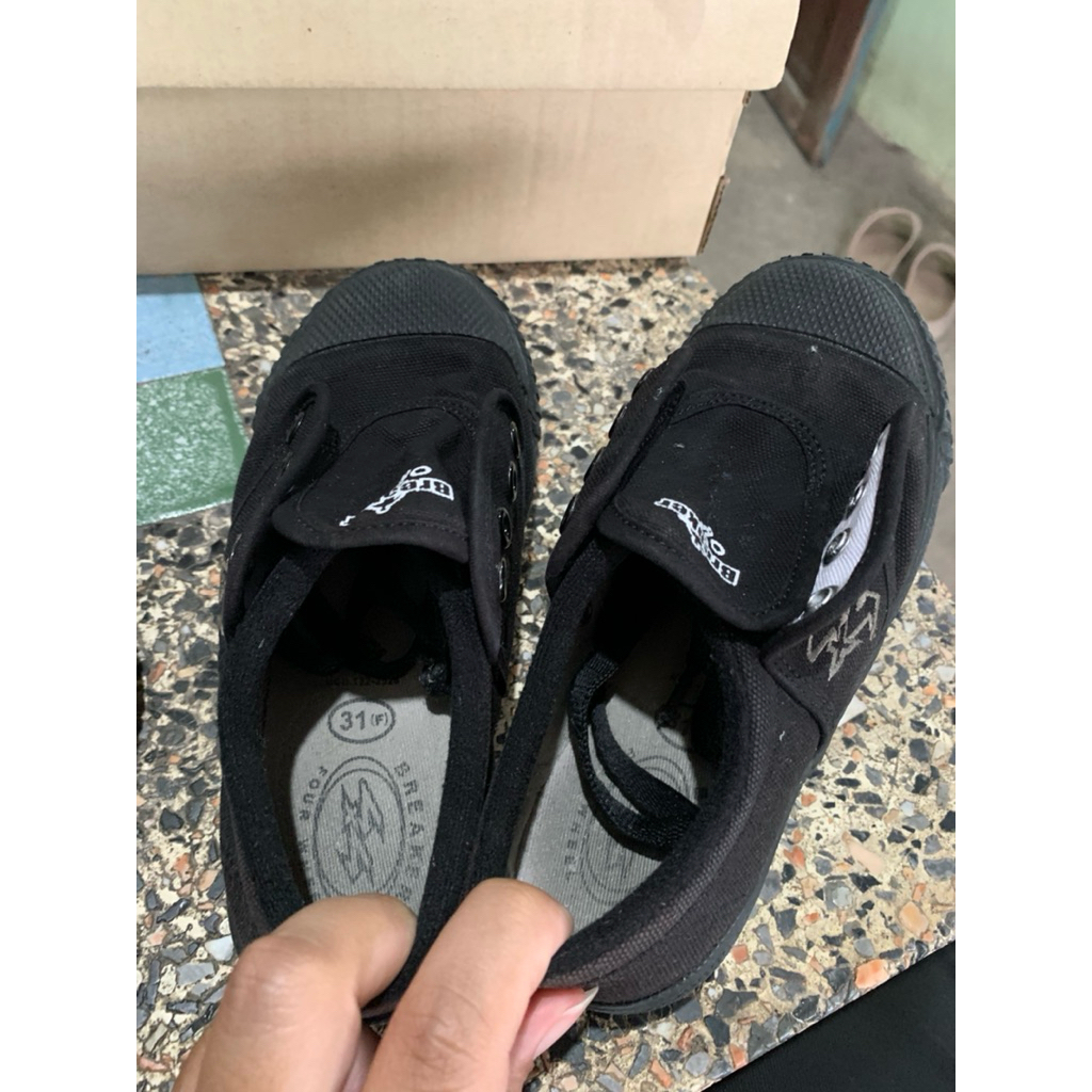 Breaker รองเท้านักเรียนชาย เบอร์31 มือสอง