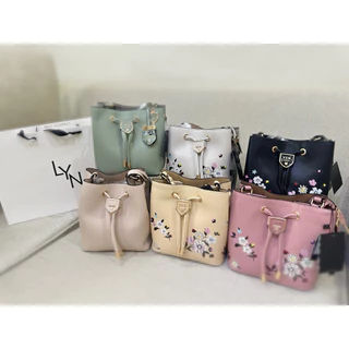 พร้อมส่งจากไทย🇹🇭 กระเป๋าทรงถังสเปรย์ดอกไม้แบบใหม่มาพร้อมป้ายราคา ถุงผ้า และถุงกระดาษ。96
