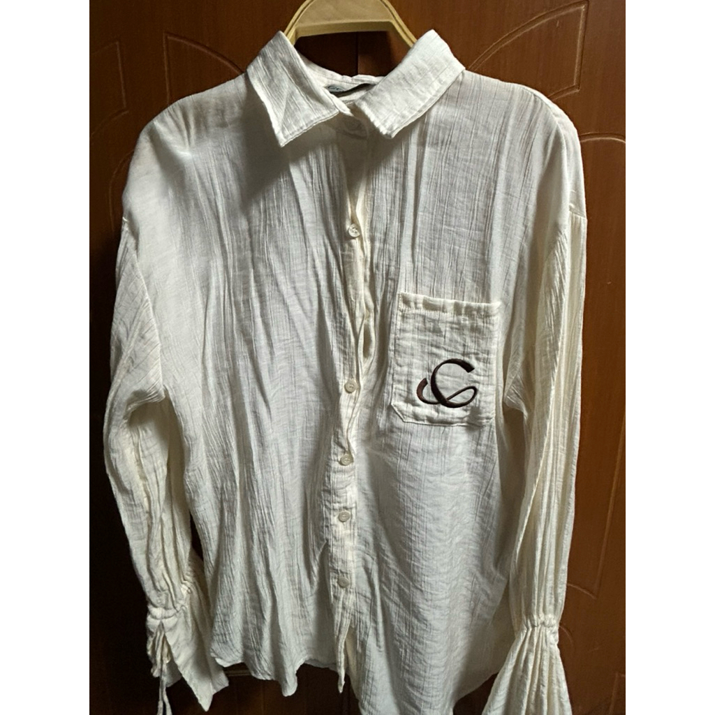 ส่งต่อ เสื้อเชิ้ตรุ่น Crumble C shirt สีครีมจากร้านcopper.bkk