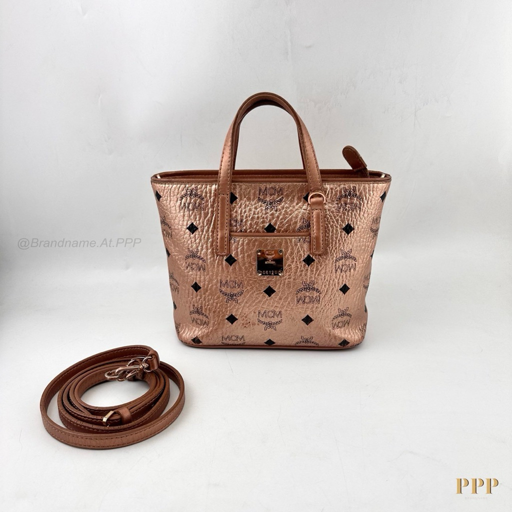 MCM with strap ถือก็สวย สะพายก็น่ารัก ราคาดี สภาพสวย ปล่อยกรี๊ดดด เพียงแค่ 9,999 เท่านั้น📌