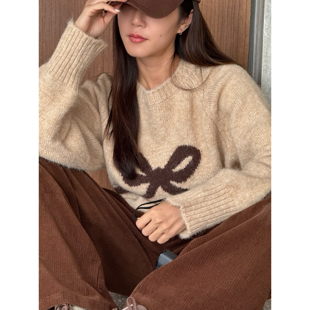 JELLY SWEATER (เจลลี่) สีเบจ**  แต่งลายโบว์ แพทเทินดีมากค่า ทรงหลวมๆ ไม่รัดตัวมากนะค้า