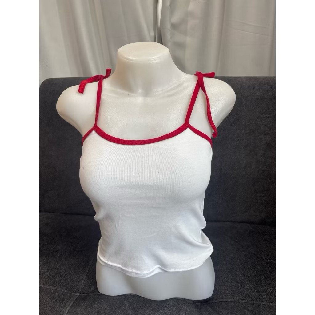 สายเดี่ยวแบบผูกไหล่ทรงสั้น  มีให้เลือกหลายสี ผ้ายืดตามตัว ใส่สบายไม่ร้อน