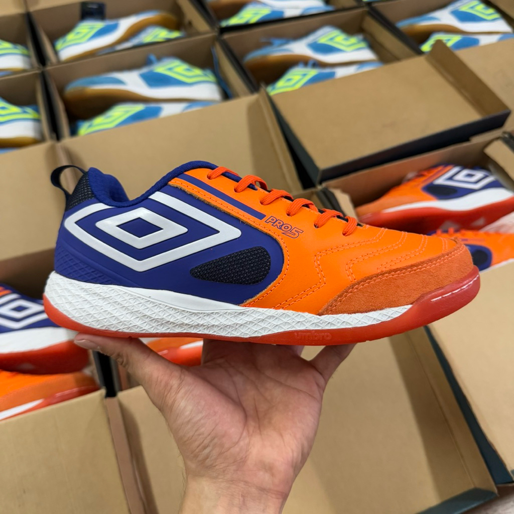 รองเท้าฟุตซอล UMBRO PRO 5 BUMP (สินค้าลิขสิทธิ์แท้มือ1💯%)
