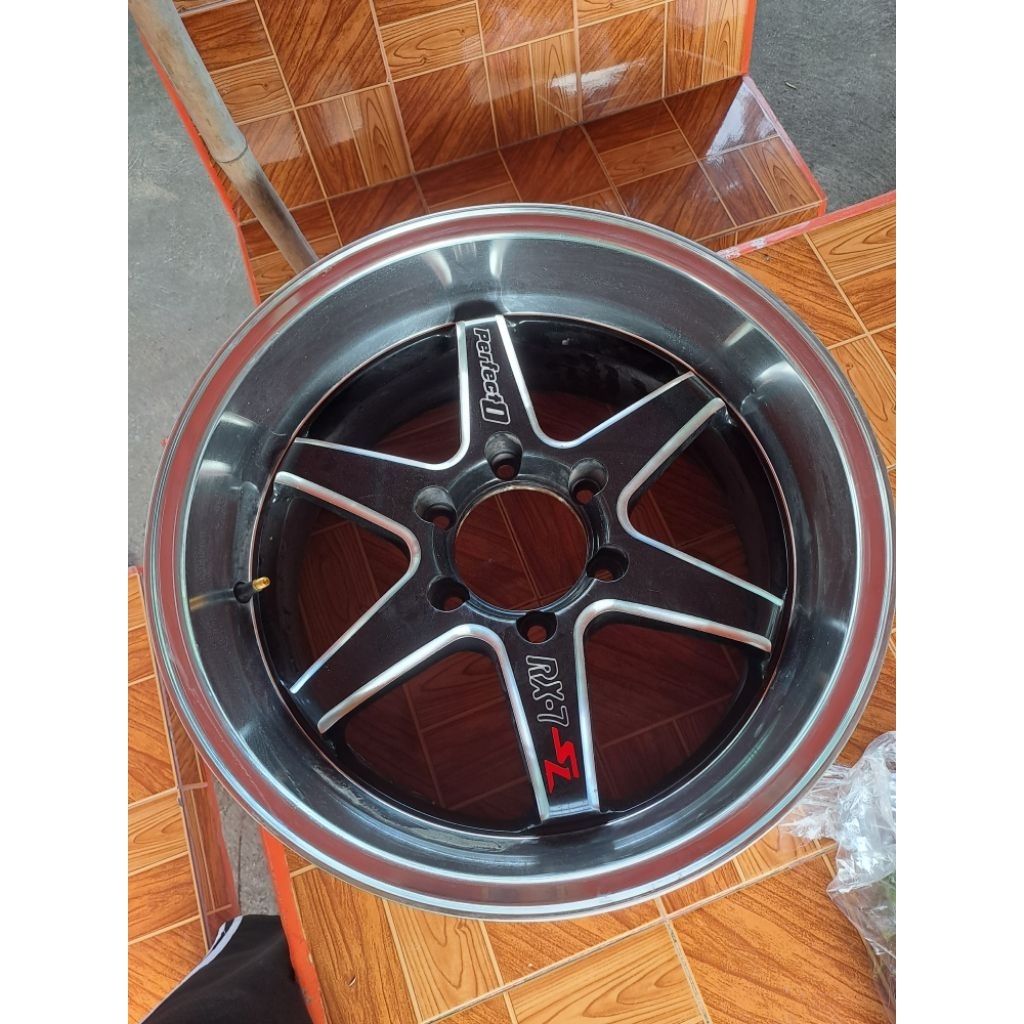 แม๊กRX-7 ขอบ18 6รู มือ2 สนใจสอบถามก่อนนะครับ   (1วงนะครับ)    ขายยก4เส่นนะครับ ต่อรองได้ครับทักมา