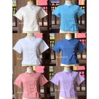เสื้อผ้าฝ้ายคอจีนแขนสั้น โค้งทรงป้ายกระดุมมุกผูกโบว์ด้านข้าง…