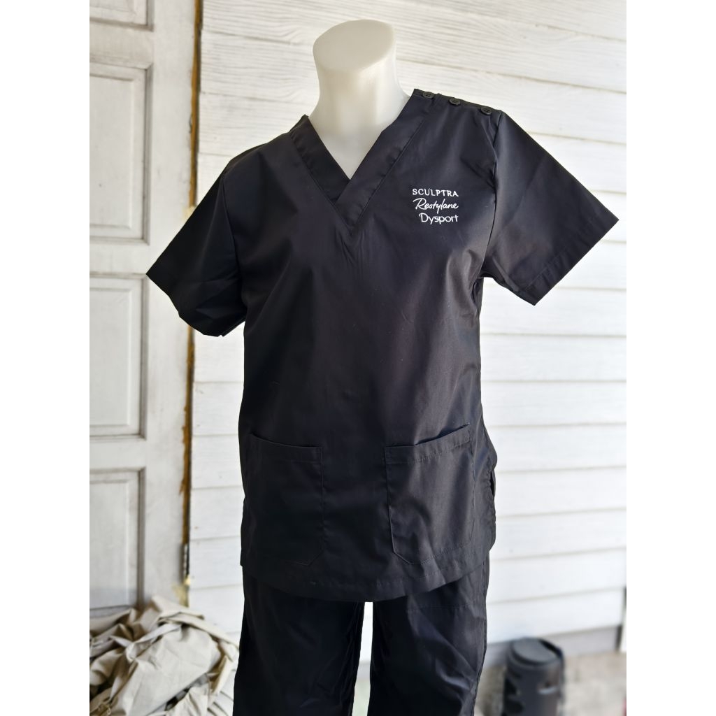 ชุดสครับ sculptra สีดำ กระดุมไหล่