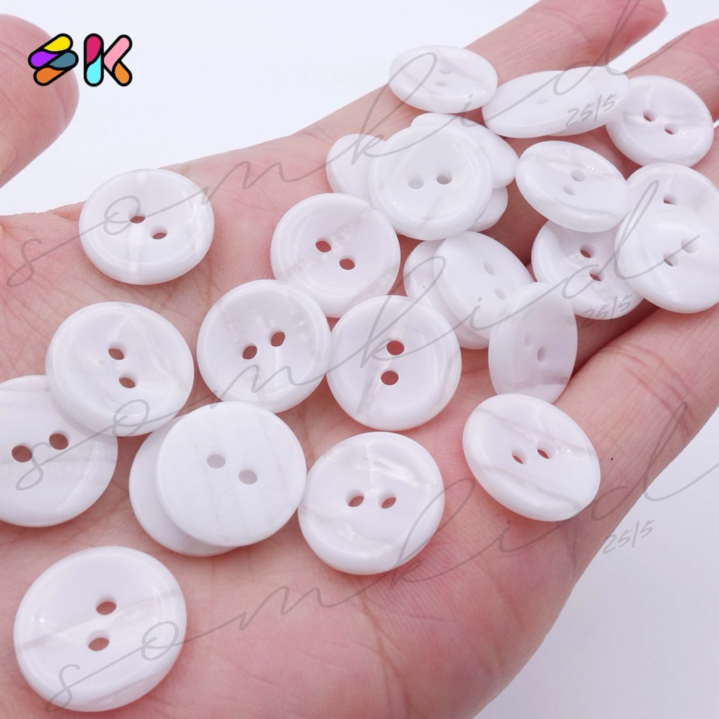 กระดุม2รู ขนาด15mm(24L)หน้ามุกเงามีลายบางๆสำหรับติดเสื้อผ้า แซ็กเครื่อง,สอยมือได้ มี35สี(สีอาจจะแตกต่างเนื่องจากจอภาพ)