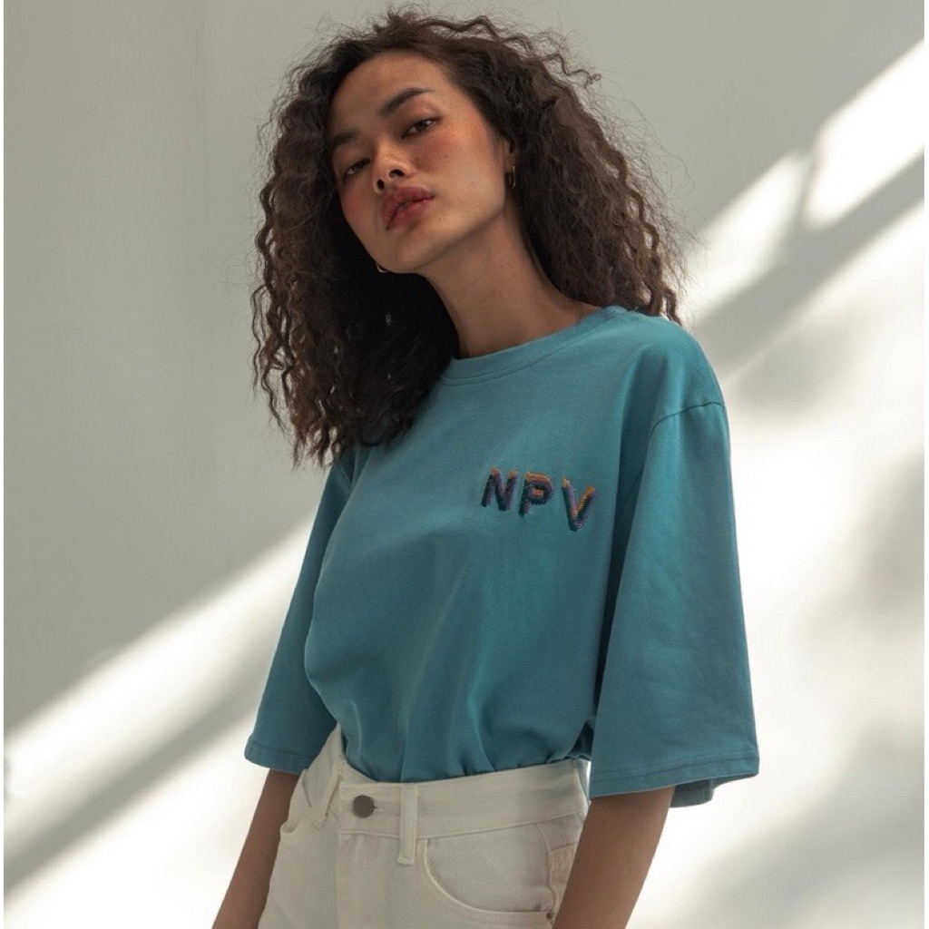 ส่งต่อ NAPATVOGUE - NPV T SHIRT เสื้อยืดทรง oversize ปัก NPV สี ocean