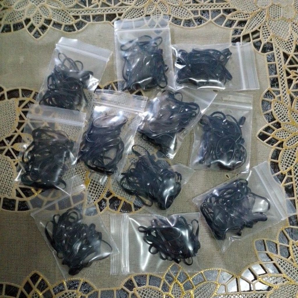 ยางรัดผมสีดำเส้นเล็ก 1 บาท ถุงละ 20 เส้น #ถุงเล็กจิ๋ว#ของแถมลูกค้า #ของขวัญปัจฉิม