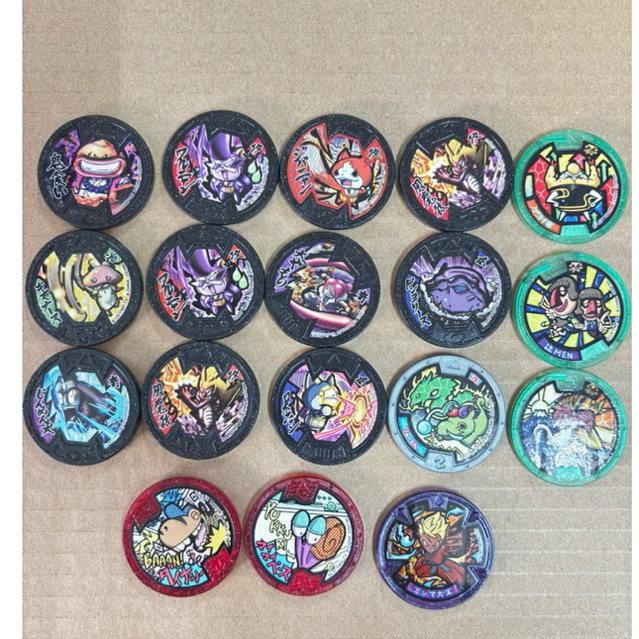 yokai watch เหรียญโยไค yokai medal คละสีดำ เขียว เทา แดง ม่วงรวม ได้รับ 18 เหรียญ ตามรูป มือสองของญี