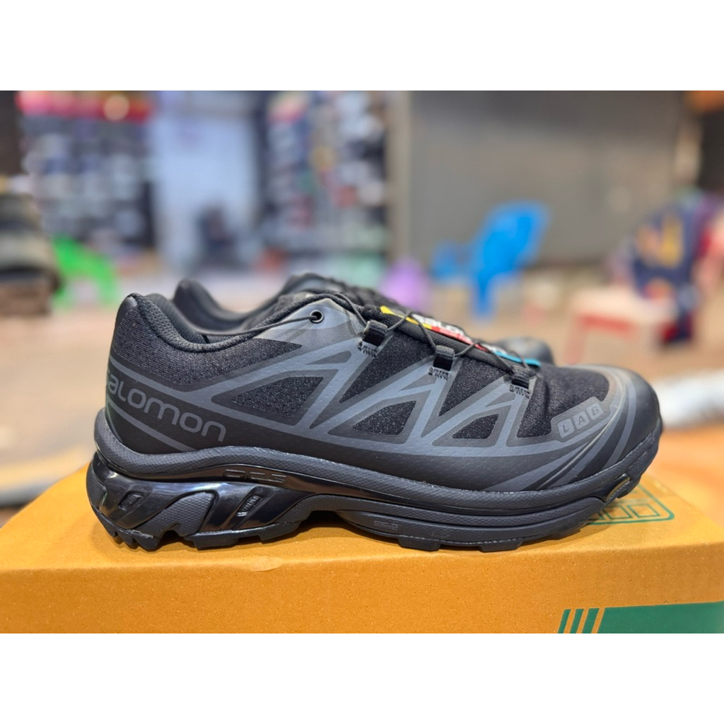 รองเท้าผ้าใบของ Salomon แบบใหม่ครับ