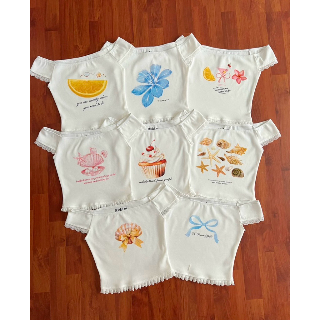 SIS.ON | พร้อมส่ง 🧸เสื้อผ้าผู้หญิงแฟชั่น ปาดไหล่แขนสั้น แต่งลูกไม้ปลายแขน BK