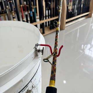 HOOK CLAMP ที่วางคันเบ็ดสำหรับปั้นเหยื่อ ยึดแน่น เกี่ยวง่าย ทนทาน ไม่ลื่น ใช้ได้กับขอบถังทุกแบบ