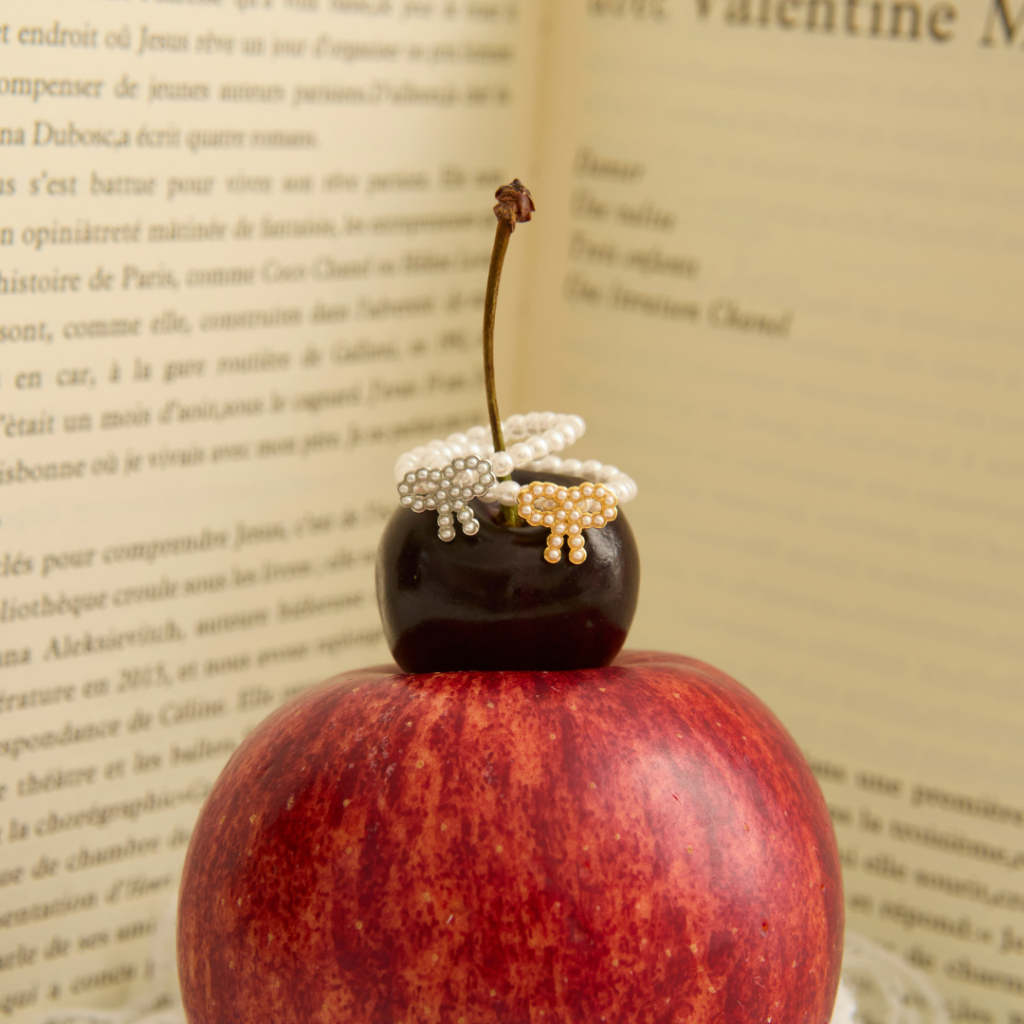 Petite Esther Ring แหวนไข่มุกประดับโบว์