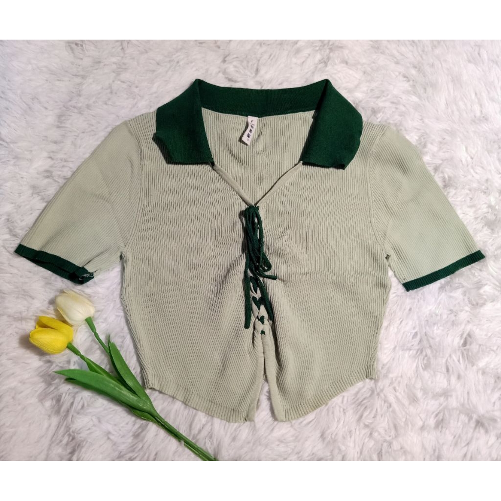 มือสอง✌👚เสื้อครอปคอปกแขนสั้น สีเขียว ผูกหน้า ผ้ายืด ป้ายIEF