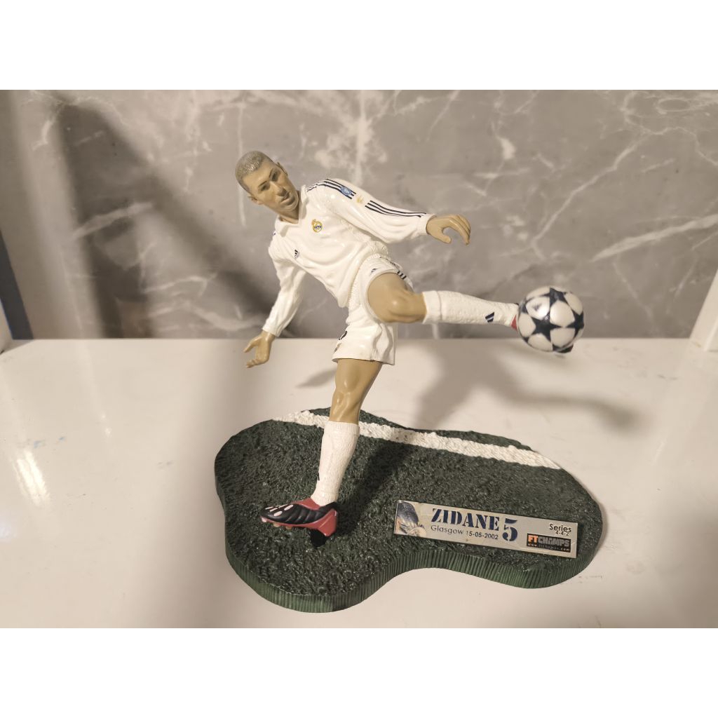 โมเดลนักฟุตบอล ซีเนดีน ซีดาน  Zinedine Zidane Ft Champs Real Madrid ขนาด6นิ้ว15ซม.
