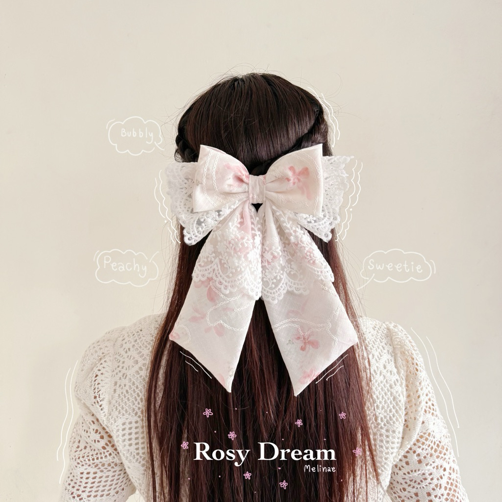 (  Melinae )  –  Rosy Dream โบว์ผ้าพิมพ์ลายดอกไม้สีชมพูอ่อน.