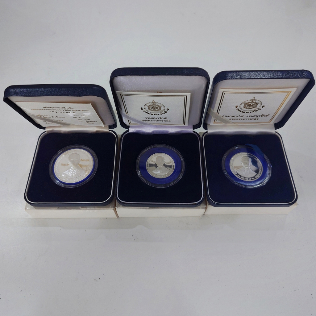 เหรียญเงินขัดเงา ที่ระลึกกาญจนาภิเษก รัชกาลที่9 ครบชุด หน้าเหรียญ 150-300-600 บาท พ.ศ.2539 พร้อมกล่อ