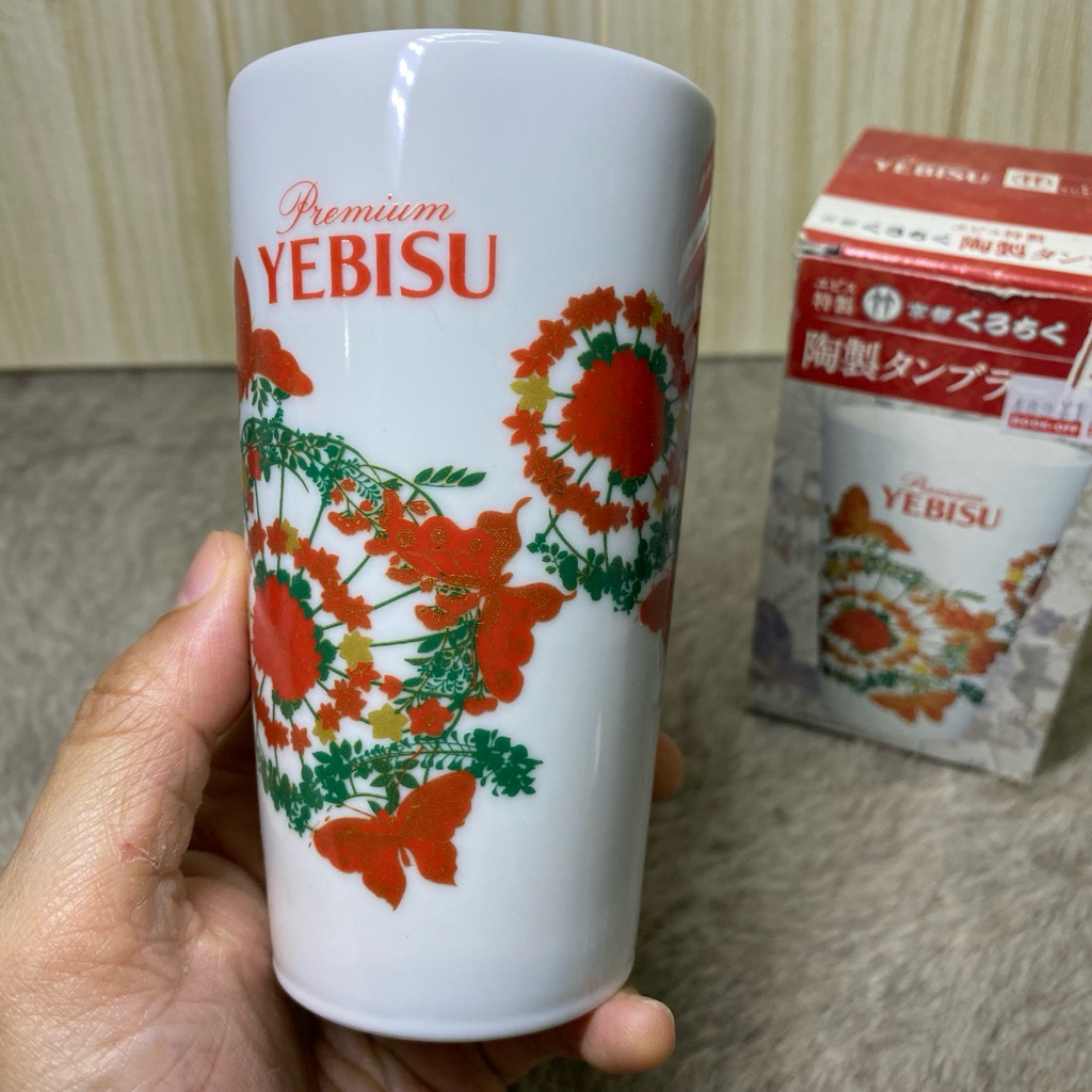 แก้วเบียร์เซรามิค Yebisu ลายผีเสื้อและดอกไม้