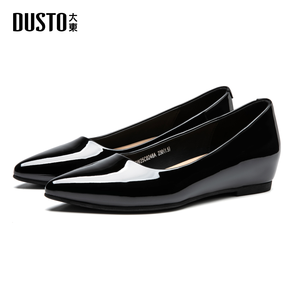 DUSTO หัวแหลมสีเบจนู้ดเงางาม พื้นเวจเล็กเพิ่มความสูงเล็กน้อย หนังนิ่มใส่สบาย ดูแลง่าย เหมาะกับลุคหรูสุภาพ