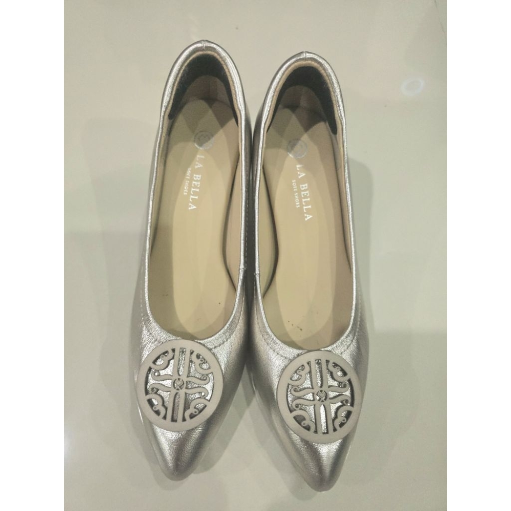 [ มือสอง / ส่งต่อ] รองเท้า La Bella ไซส์ 38 สี Light gold สภาพ 80%