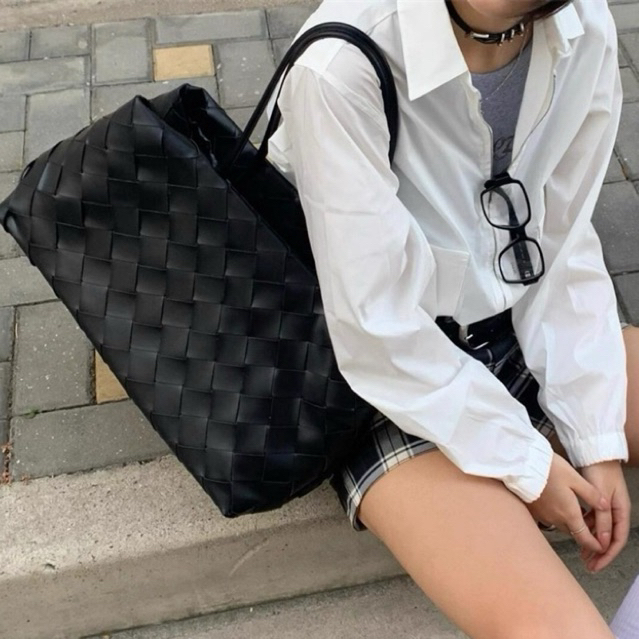 Urban Tote | กระเป๋าสานหนัง Cliang Kitty สีดำ 📍 รบกวนอ่านรายละเอียดก่อนสั่งซื้อนะคะ