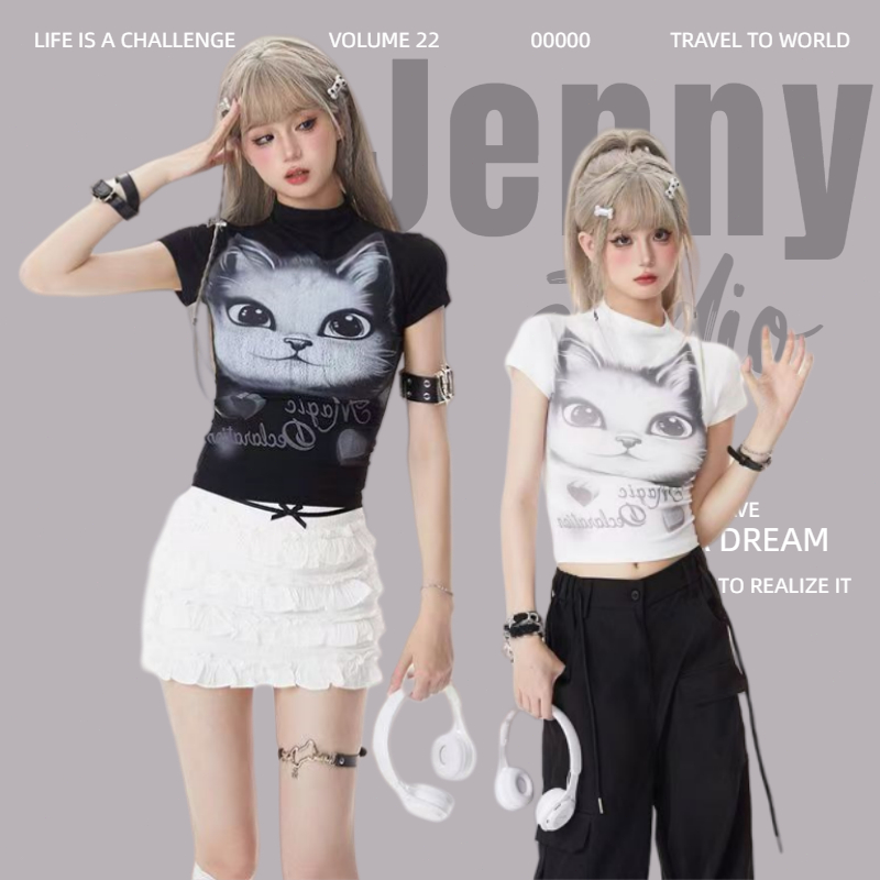 Jennyพร้อมส่ง🎧เสื้อครอปท็อปลายพิมพ์การ์ตูนแมวคอปืน ดีเทลย่นเอวกระชับเข้ารูปเซ็กเบาๆ เสื้อยืดสีขาว เสื้อแฟชั่นผู้หญิง
