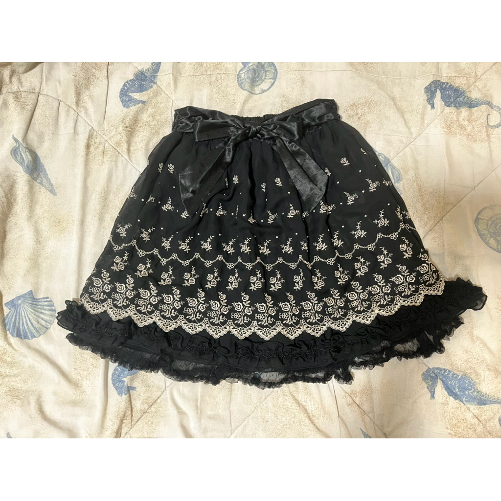 axes femme กระโปรงแบรนด์ญี่ปุ่นสีดำลายดอกไม้ ชายแต่งระบายลูกไม้