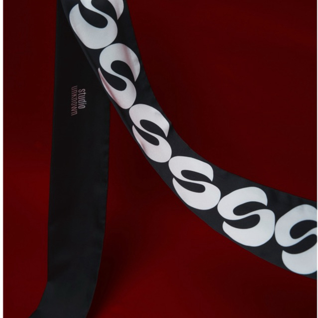 STUDIO UNKNOWN - S Ribbon Scarf ริบบิ้นพันคอ/พันกระเป๋า/ผูกกางเกงลายโลโก้