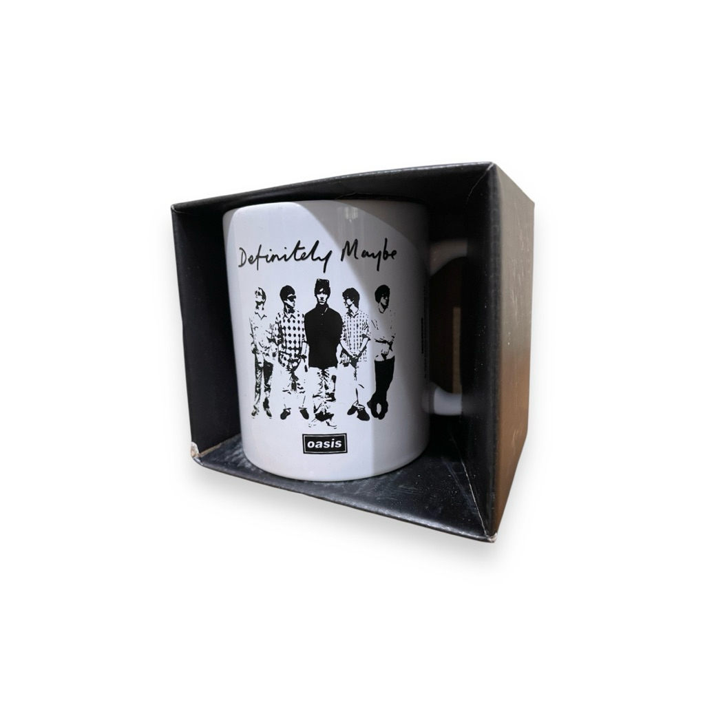 แก้ววงดนตรีมือหนึ่ง ลิขสิทธิ์แท้ แก้วกาแฟ OASIS DEFINITELY MAYBE GROUP WHITE COFFEE MUG (2025) มือ1