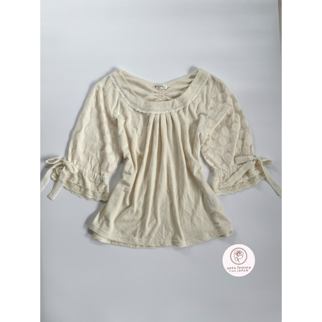 axes femme เสื้อสีครีม