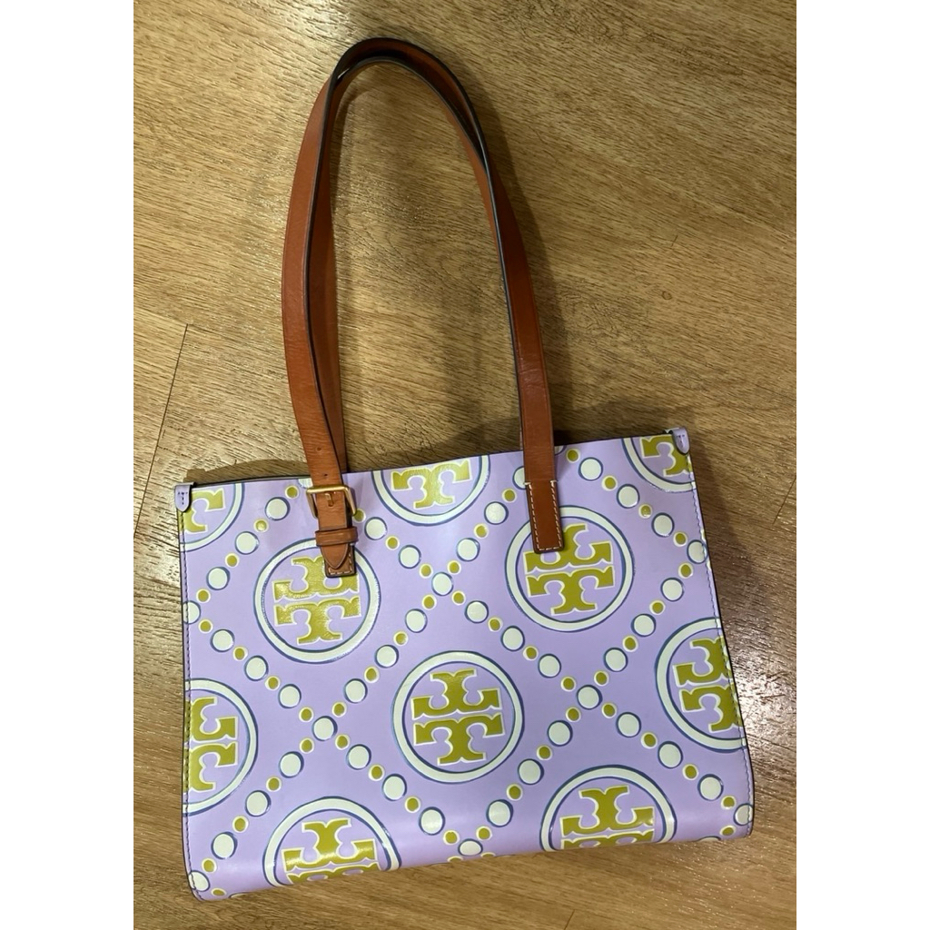 Tory Burch - กระเป๋าโททรุ่นเล็ก  T Monogram ลายนูนตัดขอบ (สี Lavender Cloud / Ivory): แถมการ์ด malee