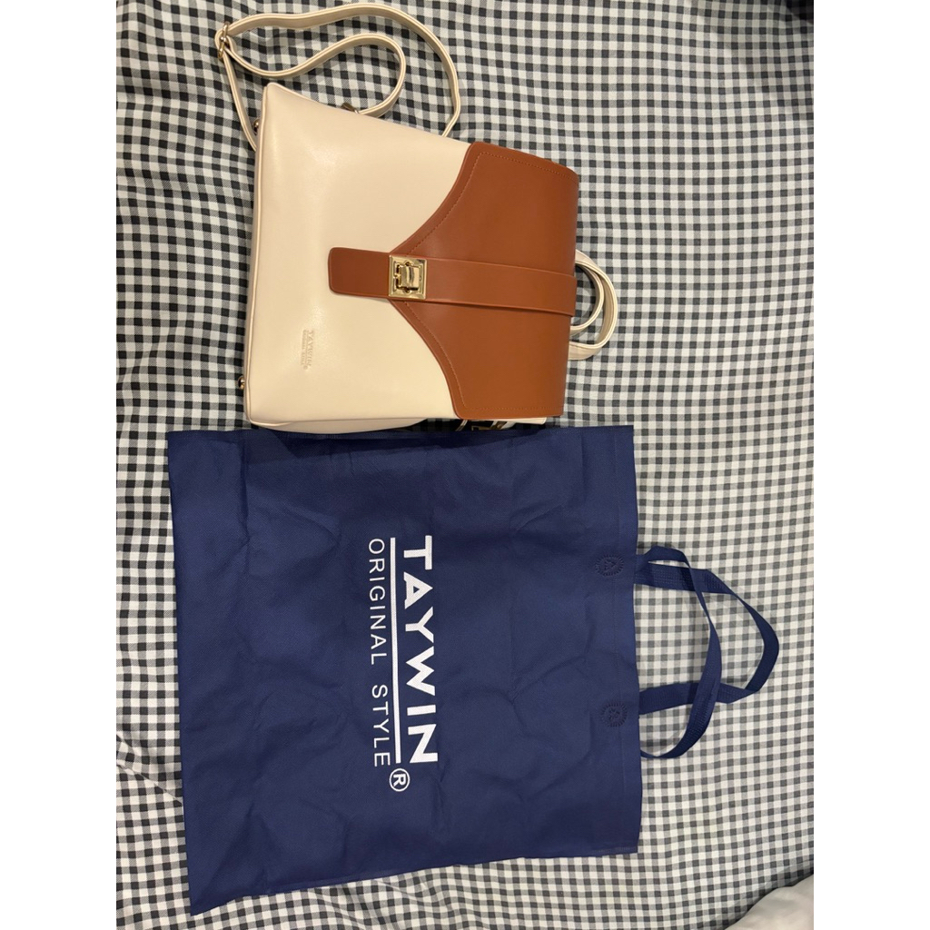 กระเป๋าสะพายหลังTaywin