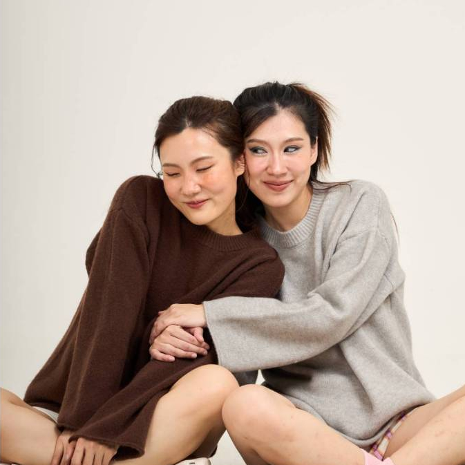 JIRA เสื้อไหมพรม รุ่น Hugged in ผ้านุ่ม สวมคอ | ผ้านุ่มพิเศษ สไตล์มินิมอล ใส่ง่ายได้ทุกวัน