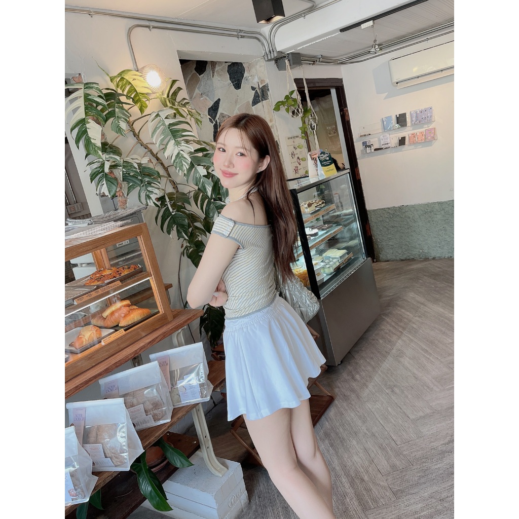 ส่งด่วน🚨 ขาว/เทา SLYQ STELLA JERSEY SKORTS กระโปรงเทนนิส กระโปรงกางเกงจีบรอบเอวยางยืด - รูปที่ 2