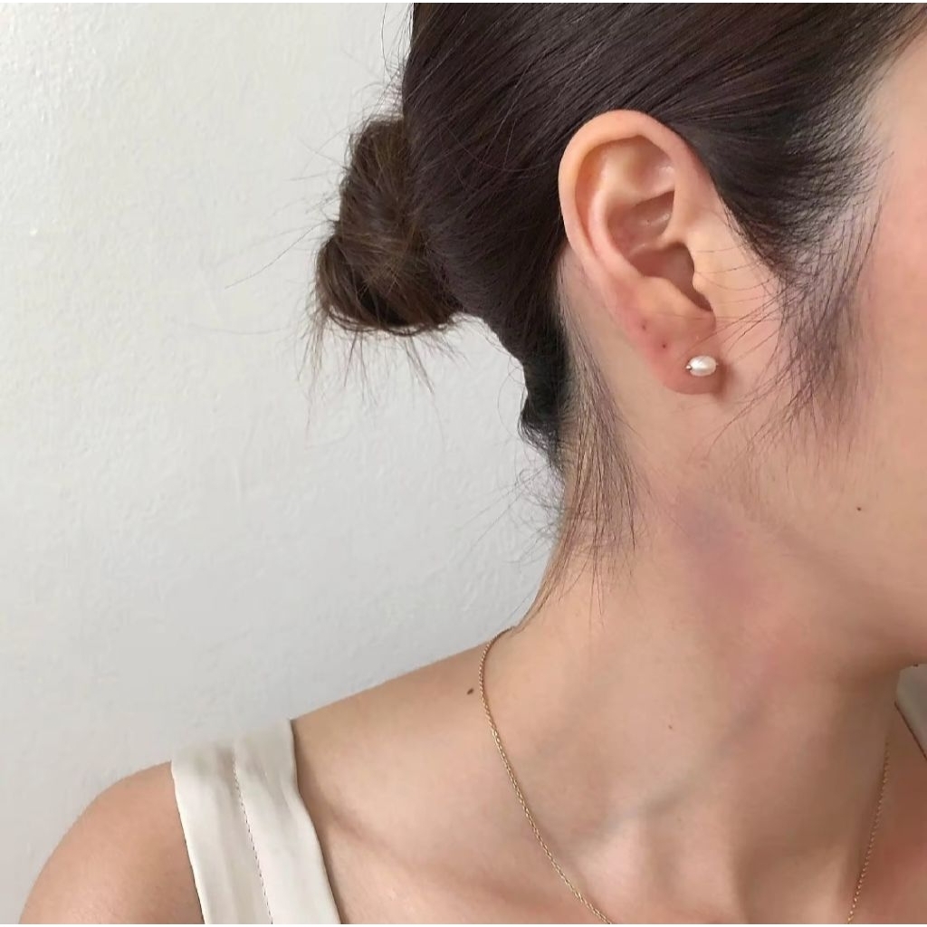 ส่งต่อต่างหู Oval Pearl Stud ของแบรนด์ grumpy ได้ 2 ข้างราคาใน Shop 1,370.-