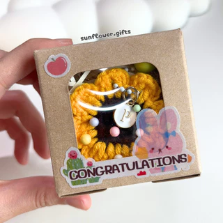 พร้อมส่ง 💝 พวงกุญแจ ทานตะวัน [พร้อมกล่อง] จี้ ตัวอักษร A - Z ดอกไม้ถัก ดอกทานตะวัน ดอกไม้ ถักโครเชต์ ปัจฉิม ของขวัญ