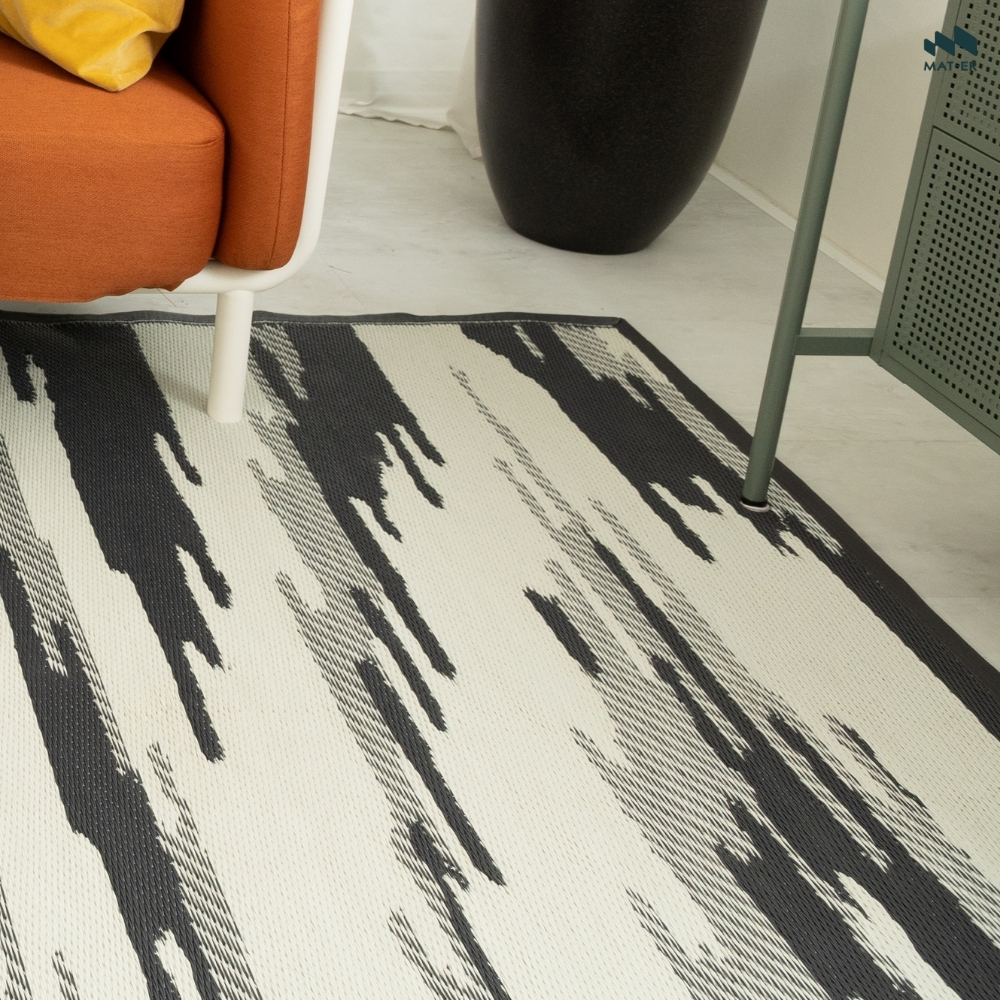 Mat-er เสื่อแทนพรม Tha-ra สี Monochrome – ขาวดำมินิมอล ใช้งานสองด้าน ไม่ก่อภูมิแพ้ ไม่อมฝุ่น