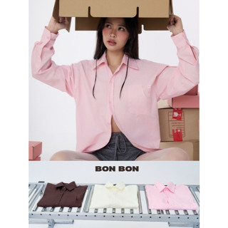 BXB - BON BON OVERSIZE SHIRT เสื้อโอเวอร์ไซต์เชิ๊ตสีพื้น ปัก…
