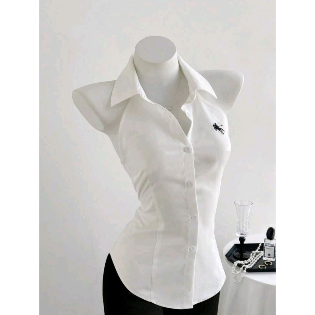 เสื้อเชิ้ตแขนกุด​ ปักลาย​ เข้ารูป สีขาว​ I พรี​ออเดอร์​