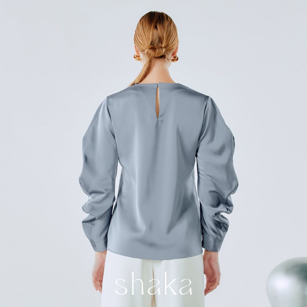 Shaka AW24 Melt Sleeve Satin Blouse เสื้อแขนยาว แขนแพทเทิร์น melt มีวอลลุ่ม (BLUE) BL-8241005 — صورة 4