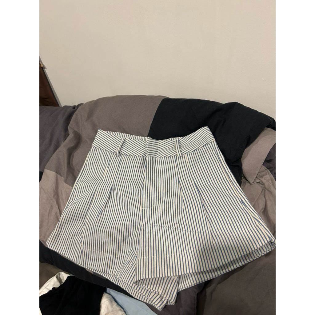 กางเกงขาสั้น pearwadee size S เอว 25 ใส่1ครั้ง 90 บาท