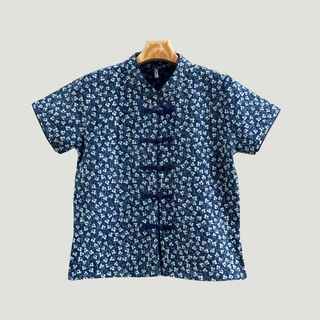 เสื้อคอจีนแขนสั้นผู้หญิงสีคราม กระดุมจีน เนื้อผ้าฝ้ายเกล็ดเต่าสโตนกัดลาย ทรงสวยน่ารัก เนื้อนุ่มสวมใส่สบายได้ทุกโอกาส