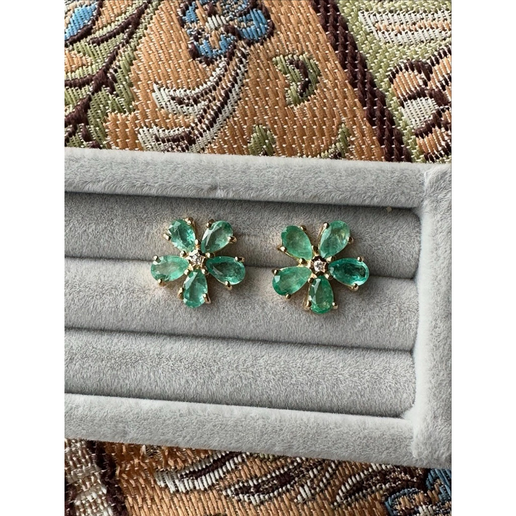 💚 Emerald x White Topaz Earrings 💫  ต่างหูมรกตดีไซน์พิเศษ พลอยกลางเป็น White Topaz เพิ่มความน่ารัก