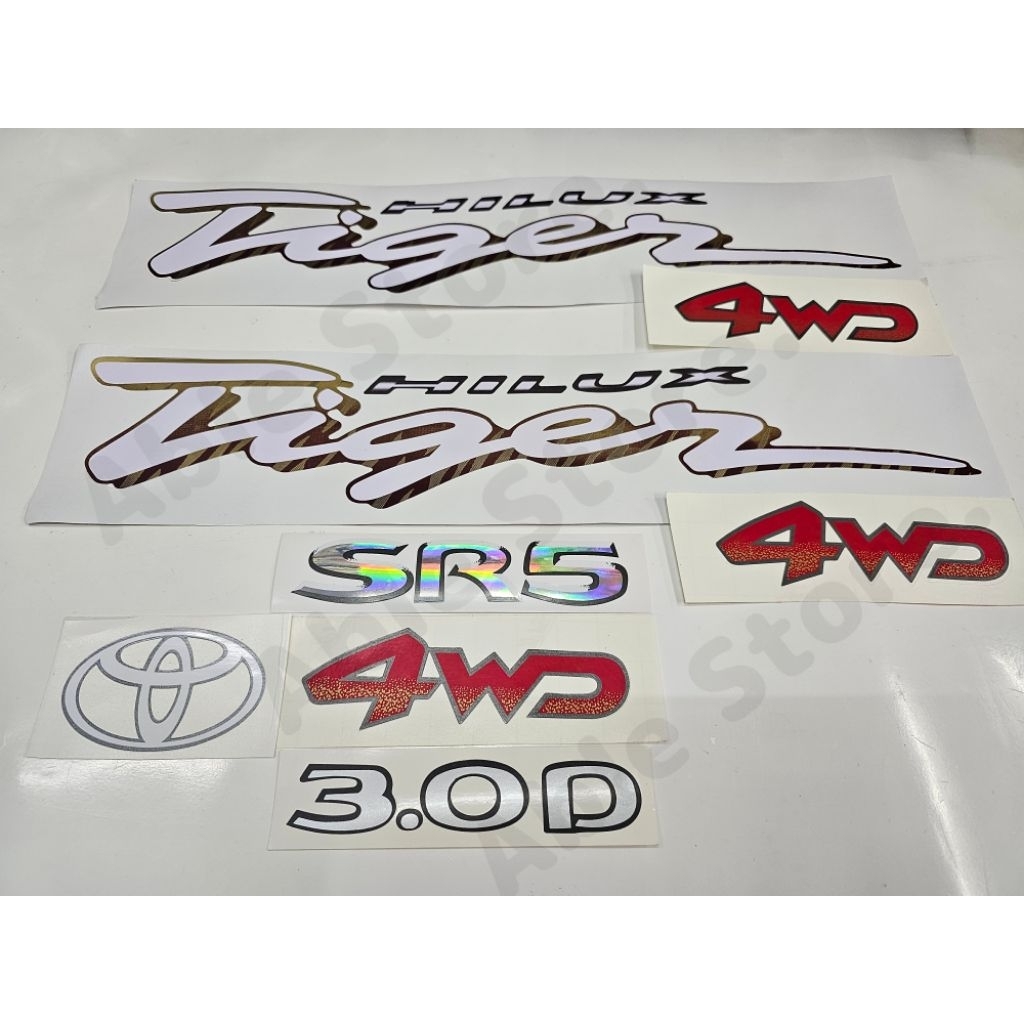 สติ๊กเกอร์งานสกรีน Tiger ตัวเขียน 4WD SR5 3.0D โล้โก้ T สำหรับติดข้างท้ายและฝาท้าย TOYOTA Tiger รุ่นแรก เทียบแท้95%